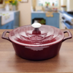Kép 1/3 - La Cuisine öntöttvas ovális sütőtál fedővel 29 cm 4,75 liter Berry - 432028