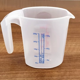 Műanyag mérőpohár, mércés kiöntő 250 ml - GÖ448